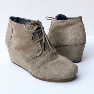 TOMS Desert Wedge Lace Up Bootie Sz 7 Taupe Tan Suede Leather Heeled Ankle Boots